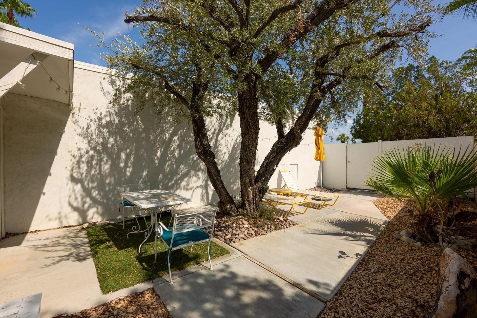 Monkey Tree Hotel By Avantstay Stylish Hotel In Palm Springs W Pool Exterior photo